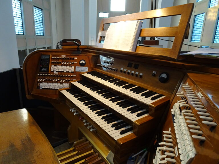 Spieltisch Orgel St. Mechtern 2022 (c) Dominik Tukaj